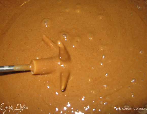 1. Готовим бисквиты. Смешиваем яйца с сахаром, постепенно добавляем муку, какао, ванили и разрыхлитель. Выливаем тесто в форму и выпекаем в предварительно разогретой духовке 20-30 минут при температуре 180 градусов. Разделяем готовый корж на 2 части с помощью нити.