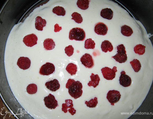 4. Ложем бисквит в разъемную форму, сверху заливаем нашим творожным кремом и опускаем ягодки малинки. Отправляем в холодильник на некоторое время, чтоб крем застыл. Затем берем ложем следующий корж и сверху покрываем его малиновым желе. Опять отправляем его в холодильник, чтоб торт пропитался, и застыло желе. Затем достаем его из формы и подаем к столу. Приятного аппетита.