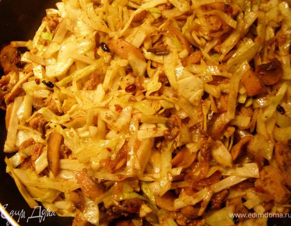 Часть нашинкованной капусты отправляем к мясу, перетерев её руками. Посолим и добавим паприку, перемешаем всё и добавим огня, чтобы капуста обжаривалась, а не тушилась. В это же время добавляем барбарис. Если барбарис сушёный, то можно заранее его замочить в 2-х ст.л. вина. По мере уменьшения объёма капусты, добавляем остальную часть. Обжариваем ещё пару минут, уменьшаем огонь и тушим под крышкой 15-20 минут. Мы любим, чтобы капуста была не слишком мягкой, поэтому долго не тушим. 