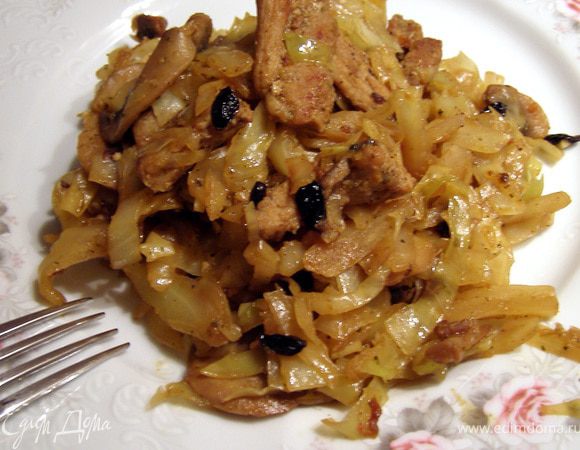 За 5 минут до готовности чеснок давим ребром ножа и мелко режем. Отправляем к капусте. Перемешиваем и через пару минут плиту выключаем. Дадим настояться блюду 15 минут.