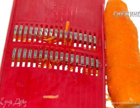 Морковь чистим, моем и натираем на специальной терке, чтобы получились длинные полосочки.