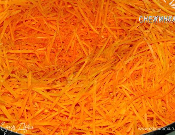 Получаем вот такие, один к одному, полоски моркови. Чем длиннее они у вас получатся, тем лучше.