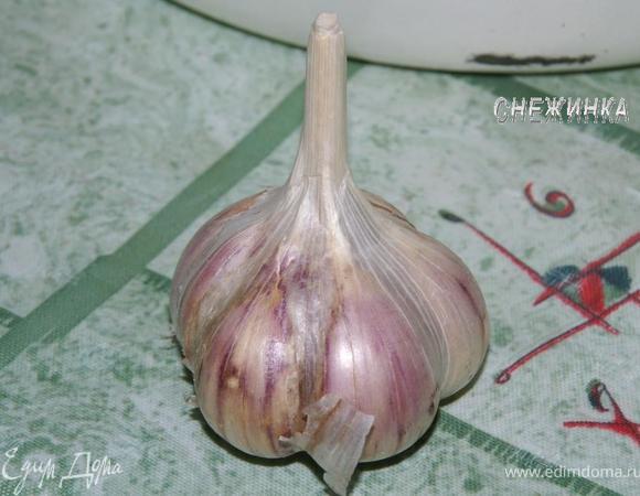 Чеснока можно взять и по вкусу, но так как мы готовим морковь по-корейски, лучше добавить побольше, для остроты. У меня была одна головка с крупными зубчиками.