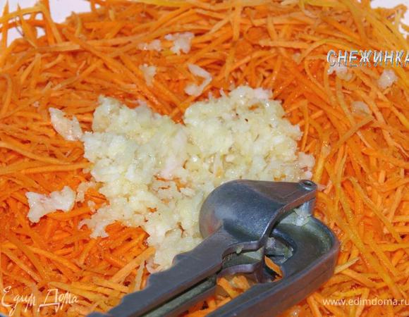 Чистим его, пропускаем через пресс и отправляем к моркови.