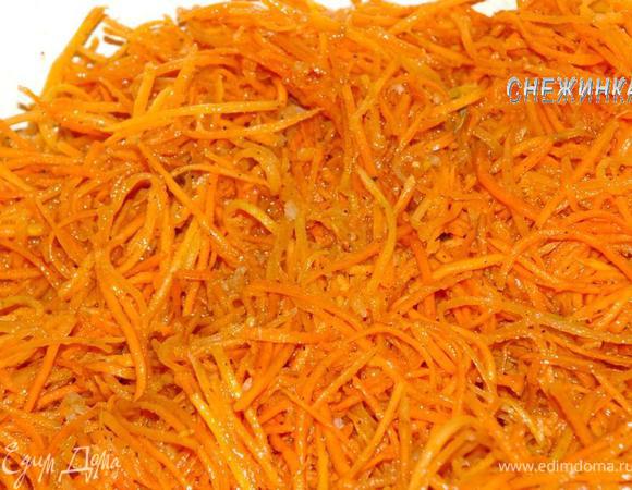 Добавляем все необходимые приправы: черный и красный молотый перец, гвоздику, молотый кориандр, лавровый лист. Сыпем соль, сахар. Наливаем масло растительное и уксус. Хорошо перемешиваем. На данном этапе вы можете регулировать остроту моркови, но помните — настоявшись, острота проявит себя сильнее.