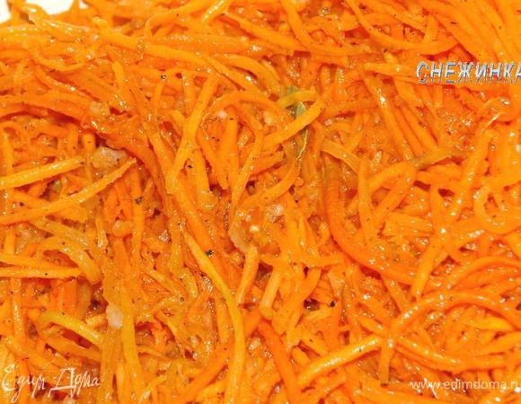 Далее морковь перекладываем в эмалированную кастрюлю. Сейчас необходимо слегка ее вдавить, чтобы моркови легче было пустить сок, она потом покроется маринадом.