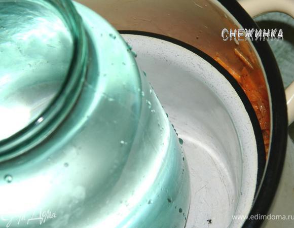 Теперь устраиваем для моркови пресс. В кастрюлю я кладу тарелку, диаметр которой позволяет войти в кастрюлю, и ставлю что-нибудь тяжелое, в данном случае это литровая банка с водой. Остается только ждать. Настаиваем морковь до готовности, как правило, этот процесс занимает 3 суток. Делать это лучше в прохладном месте (например, на балконе). Затем перекладываем все в банку, как раз у меня получилась литровая баночка плотно уложенной моркови, и так храним в холодильнике (или на балконе).