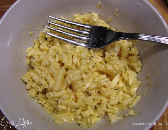 Насыпьте соль, перец, чабрец и хорошенько перемешайте.