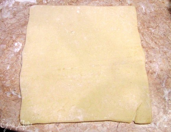 Раскатайте тесто до размеров 30 на 40 сантиметров.