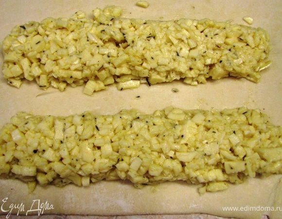 Выложите начинку двумя колбасками на половину теста.