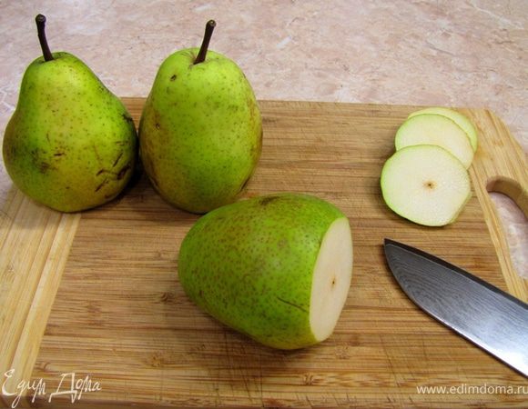 В принципе ничего сложного в приготовлении нет.
Берете груши и срезаете их попки так, чтобы они устойчиво вертикально стояли.