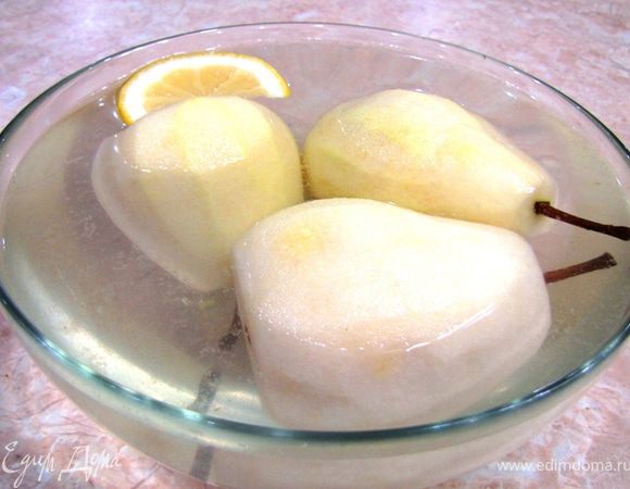 Счищаете кожуру. Она нам больше не пригодится. Ножку груши оставьте. Во-первых, за нее легко будет доставать грушу. Во-вторых, она выглядит довольно интересно.  
Для того, чтобы груша не потеряла цвет, положите в емкость с холодной водой кусочек лимона, выжав в воду сок.