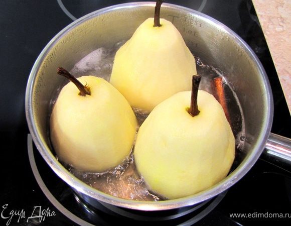 А пока груши купаются налейте в кастрюлю (у меня сотейник) приготовленную воду и положите туда весь сахар. Туда же положите палочку корицы. Доведите до кипения и кипятите около пяти минут.
Положите в кипящую воду груши.