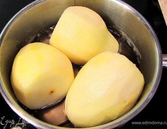 Убавьте огонь до минимального и кипятите около сорока минут, накрыв крышкой. Помните, что кипеть должно еле-еле.
Раз в пять минут старайтесь полить соком каждую грушу. Было бы хорошо, если бы вы смогли перевернуть каждую грушу по паре раз за время кипения.