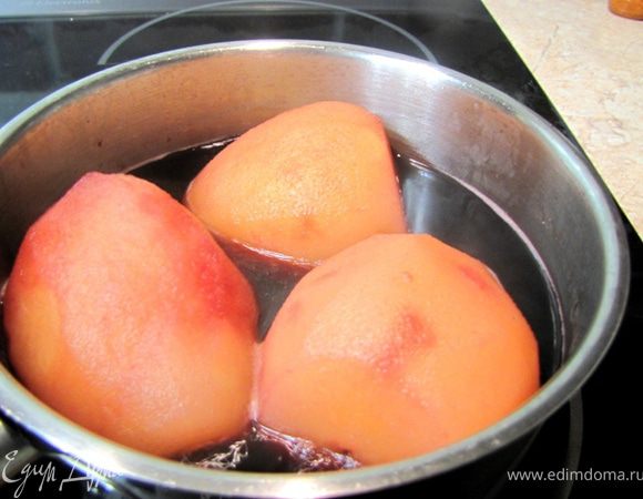 Через сорок минут налейте в кастрюлю вино. Вино поливайте на груши.