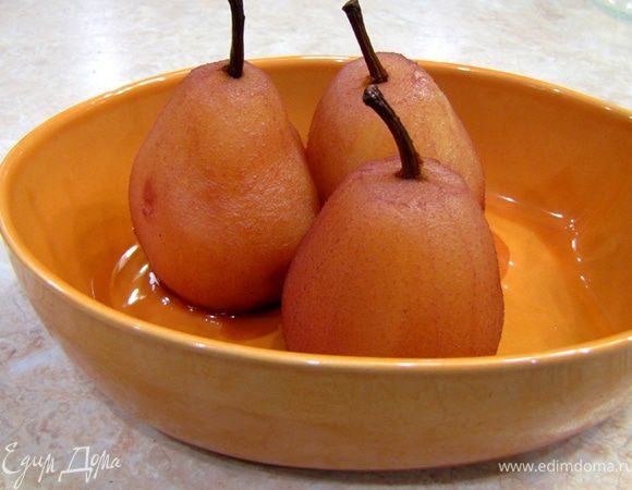 Теперь поливайте соком из кастрюли каждые три минуты - в общей сложности около десяти минут.
Вытащите груши в глубокое небольшое блюдо.