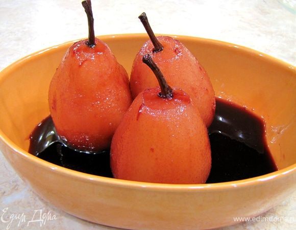 Уварите сок в кастрюле до состояния густого сиропа.
Полейте сиропом груши.