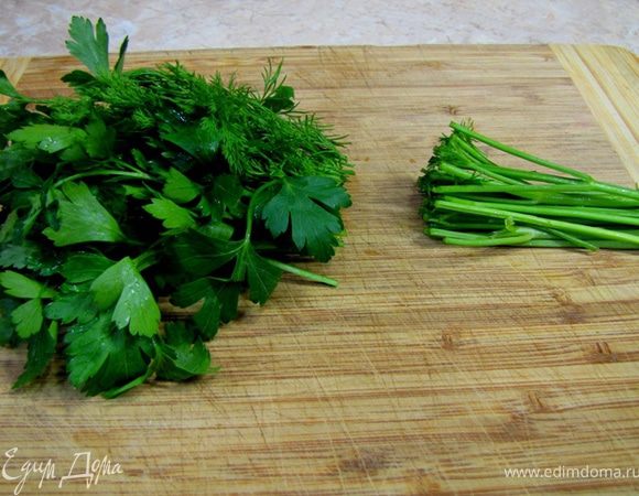 Фасоль вскрыть и вывалить в миску.
Отрезать листья зелени от стеблей (стебли потом можно использовать для варки бульона, либо для тушения мяса или овощей).