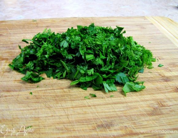 Зелень порезать и положить туда же.
