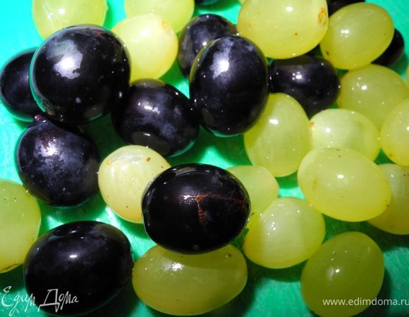 Виноград разрезать на половинки.