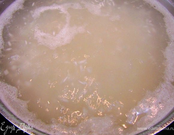 Вскипятите большую кастрюлю с водой. Посолите и попробуйте воду. Она должна быть приятно соленой на вкус.
При закипании прибавьте огонь и высыпьте рис в кипяток. Сразу помешайте, чтобы рис не слипся. Убавьте огонь и варите рис на малом огне около 10 минут, чтобы рис был твердым внутри.