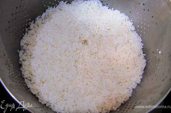 Откиньте рис на дуршлаг и промойте холодной водой.
