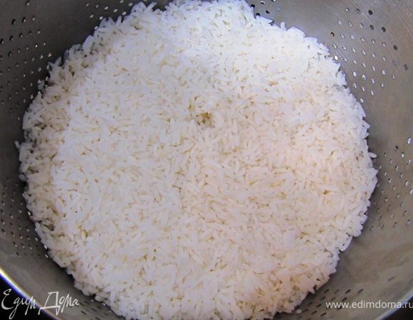 Откиньте рис на дуршлаг и промойте холодной водой.