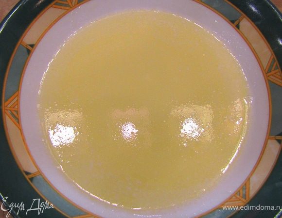 Положите сливочное масло в отдельную посуду. Нагрейте, чтобы масло расплавилось, но не разделилось на фракции.