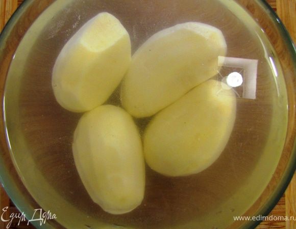 Для того, чтобы рис не подгорел, на дно кастрюли (да и казана тоже) кладется простая лепешка под названием Казмаг. Но лично я пробовал вместо казмага картошку и мне так понравился вкус, что я всегда делаю с картофелем.
Итак, почистите картофель.