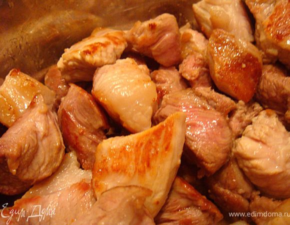 Подготовим мясо- промыть, обсушить и порезать на мелкие кусочки. Разогреть сковороду на сильном огне (возьмите антипригарную) и быстро обжарить на сухой сковороде наши кусочки до образования румяной корочки (таким образом мы запечатаем мясной сок внутри каждого кусочка). Выложить в миску и смешать с соусом и сметаной.
Морковь натереть на крупной терке и пассеровать на той же сковороде с кусочками жира (или сала), которое было срезано в процессе разделки куска мяса. Зелень порезать. Яблоки порезать дольками.
