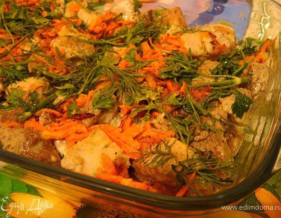 Выкладываем в форму послойно-мясо,молковь с зеленью, сверху закрываем все яблоками-выложить слой яблок-дольками прижимая друг к дружке.
