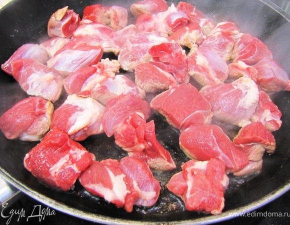 Теперь о мясе. Как сказано выше эта часть плова называется Гара.
Очистите хорошенько мясо от пленок и жил. Срежьте лишний жир. Я срезаю практически весть.
Порежьте на кусочки 2 на 2 сантиметра.
Обжарьте мясо на растительном масле на сильном огне. Мясо надо располагать в один слой, чтобы оно не тужилось, а именно обжаривалось.