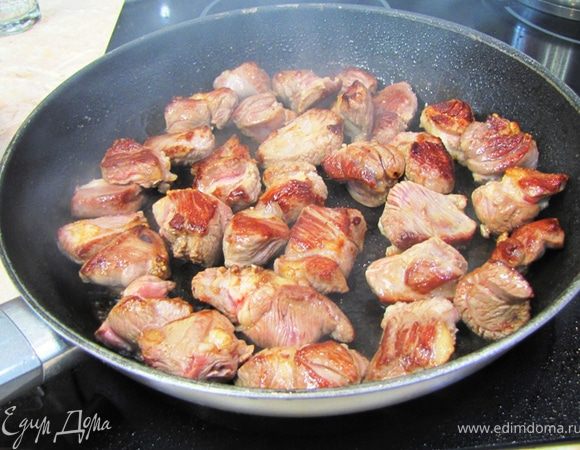 Переверните мясо и обжаривайте дальше.