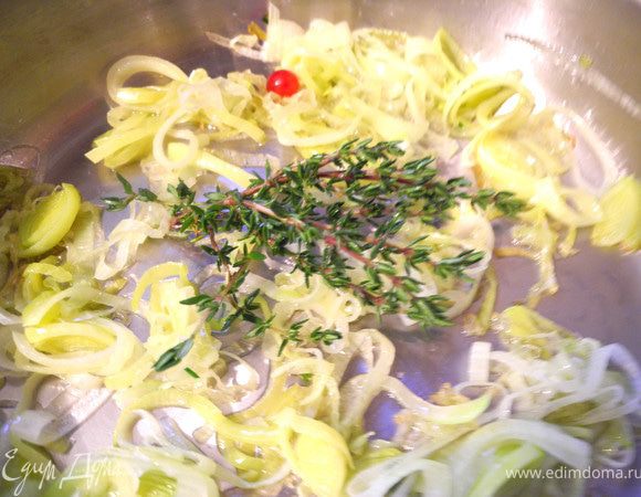 Нагреть масло в сковороде, положить туда лук и пассеровать до прозрачности, добавить веточки тимьяна.