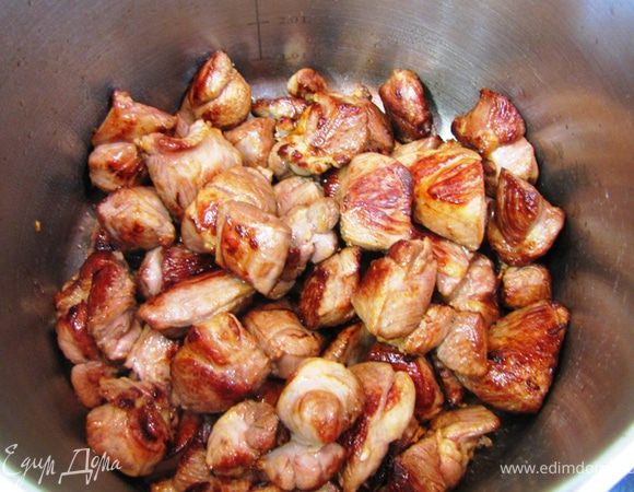 Переложите мясо в другую кастрюлю с толстым дном, либо в казан (что предпочтительнее).