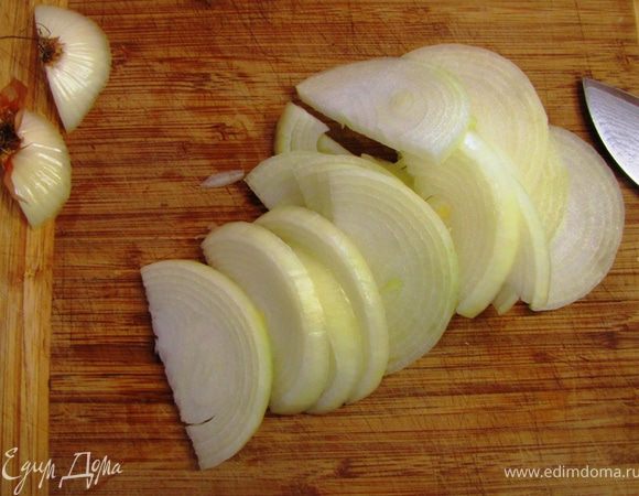 Не отрезайте попку, а нарезайте лук на полукольца. За счет попки слои лука не будут расходиться.
Попки выбросьте.