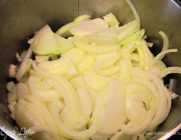 Положите лук к мясу и поставьте на средний огонь.
Как закипит, точнее заскворчит - убавьте огонь до маленького.