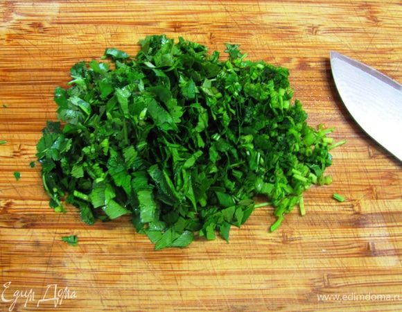 Порежьте петрушку и кинзу вместе со стеблями.