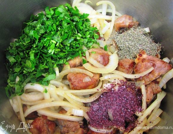 Положите в мясо зелень, тимьян (чабрец) и сливу.