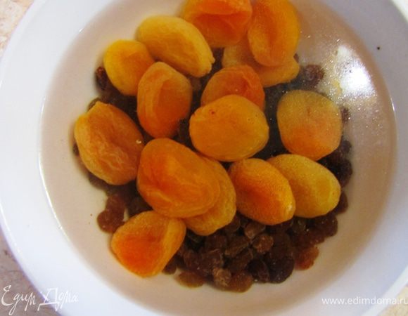 Снова перемешайте. Налейте воду с остатками мяса из сковороды.
Тушите под крышкой около 40 минут периодически помешивая.
Сухофрукты залейте кипятком и дайте постоять минут 10.