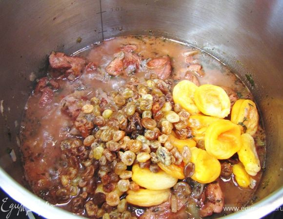 Через 40 минут тушения добавьте сухофрукты в мясо. Продолжайте тушить еще 30 минут под крышкой, периодически помешивая.
В конце готовки посолите мясо.
Попробуйте и досолите, если нужно.
Выключите огонь и поперчите Гора.
Дайте постоять мясу в кастрюле минут 10.
Верхний слой риса перемешайте, чтобы куркума лучше разошлась.