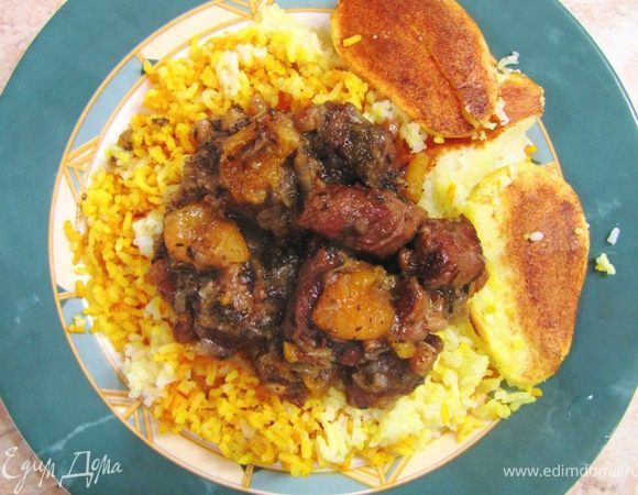 Сервировка
Кладите в середину большой тарелки рис, захватив и желтый и белый.
Выложите пару кусочков картофеля.
Положите сверху мясо и подавайте.
Подавать такой плов принято с разнообразной непорезанной зеленью. в том числе зеленым луком.
Лично я люблю с квашеной капустой, по рецепту Олеси, с оливковым маслом и тонко нарезанным репчатым луком.