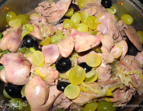 Увеличить огонь, положить в сковороду промытую и обсушенную бумажным полотенцем печень и быстро обжарить со всех сторон (буквально 2-3 минуты). Добавить вино, разрезанные пополам виноградины и подержать на огне еще минуты 3. Затем посолить, поперчить, добавить бальзамический уксус и аккуратно перемешать. Снять с огня и остудить. Остудить обязательно! У меня не было времени, поэтому я использовала очень теплую печенку, от этого тесто растаяло и немного вытек сок.