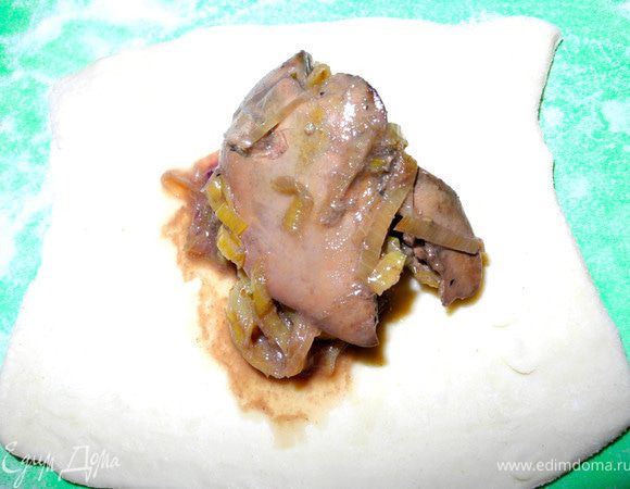 Пока печенка остывает - приготовим слоеное тесто. Я брала готовое слоеное тесто, его нужно разморозить, раскатать и нарезать пластинами 10Х10 см. Затем на каждый кусочек теста укладываем по 1 столовой ложке начинки (получается примерно по 1-2 кусочка) и защипываем края. Можно сделать узелки или мешочки, но у меня тесто достаточно сильно растаяло и получились булочки)))