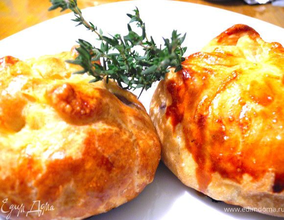 Смазать взбитым яйцом (у меня были желтки)и выпекать 20-25 минут при температуре 200 градусов до румяной корочки.