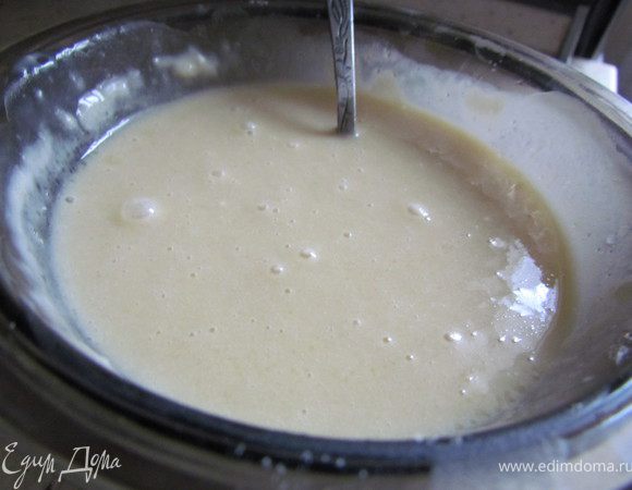 Нагрейте  полстакана кефира. Всыпьте в него дрожжи, сахар, соль, полстакана муки и хорошо перемешайте. Дайте постоять 30 минут.