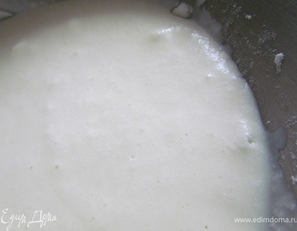 Яйца хорошо взбейте и влейте в тесто, перемешайте. Сливочное масло растопите, немного остудите и добавьте в тесто. Затем всыпьте 1,5 стакан муки (может чуть больше) и влейте оставшийся кефир комнатной температуры. Хорошо перемешайте, чтобы не было комочков, и оставьте в теплом месте минут на 30.