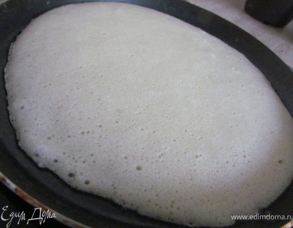 Выпекайте блины на хорошо разогретой и смазанной маслом сковороде с обеих сторон до румяного цвета.