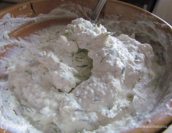 Для начинки смешайте творог, измельченный чеснок, мелко нарубленный укроп и немного майонеза. Можно воспользоваться блендером. Наслаждайтесь блинчиками!