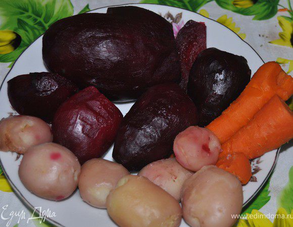 Отварить и почистить картофель,морковь,свеклу.